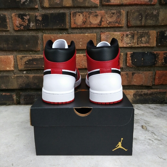 Air Jordan 1 Mid Chicago Sneakers - Picture 6 of 9